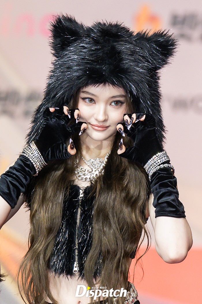 Thảm đỏ hot nhất Gi&aacute;ng sinh 2025: Jang Won Young h&oacute;a thi&ecirc;n thần, Winter (aespa) vất vả che dấu ấn t&igrave;nh y&ecirc;u với Jungkook (BTS)- Ảnh 43.