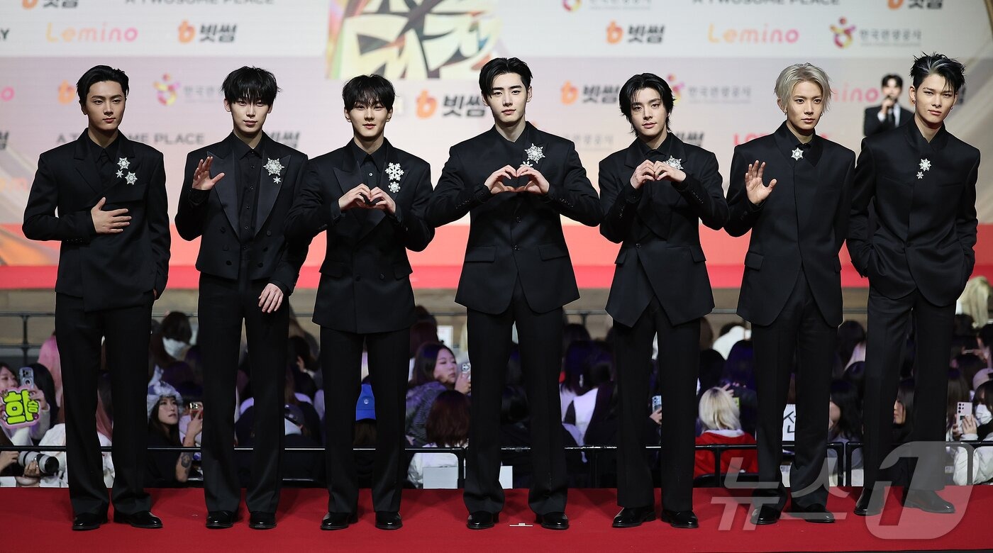 Thảm đỏ hot nhất Gi&aacute;ng sinh 2025: Jang Won Young h&oacute;a thi&ecirc;n thần, Winter (aespa) vất vả che dấu ấn t&igrave;nh y&ecirc;u với Jungkook (BTS)- Ảnh 29.