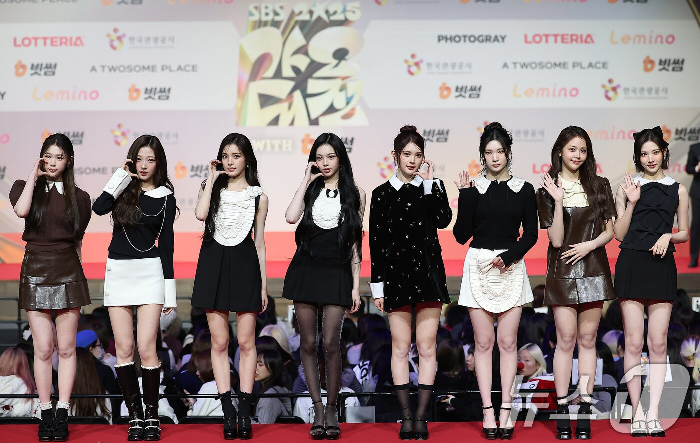 Thảm đỏ hot nhất Gi&aacute;ng sinh 2025: Jang Won Young h&oacute;a thi&ecirc;n thần, Winter (aespa) vất vả che dấu ấn t&igrave;nh y&ecirc;u với Jungkook (BTS)- Ảnh 44.