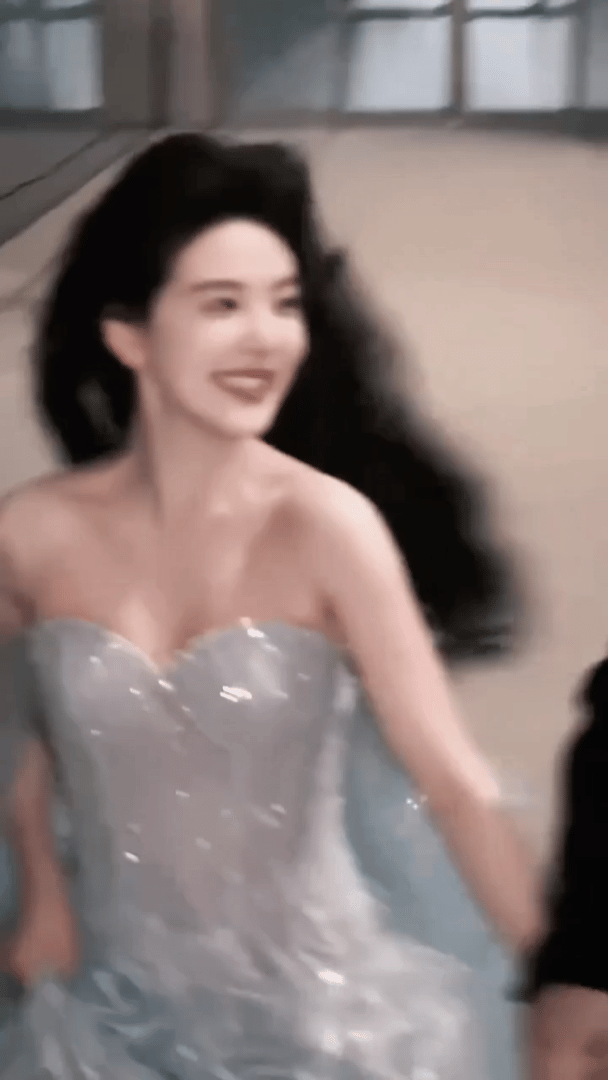 C&ocirc; g&aacute;i khiến 10 triệu người say đắm nay t&agrave;n tạ v&igrave; &eacute;p c&acirc;n, chỉ mặc vừa quần &aacute;o trẻ con 12 tuổi- Ảnh 7.