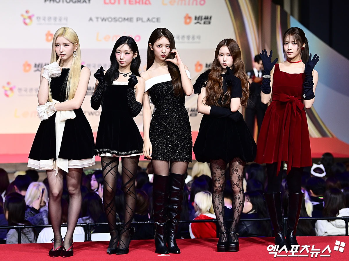 Thảm đỏ hot nhất Gi&aacute;ng sinh 2025: Jang Won Young h&oacute;a thi&ecirc;n thần, Winter (aespa) vất vả che dấu ấn t&igrave;nh y&ecirc;u với Jungkook (BTS)- Ảnh 49.