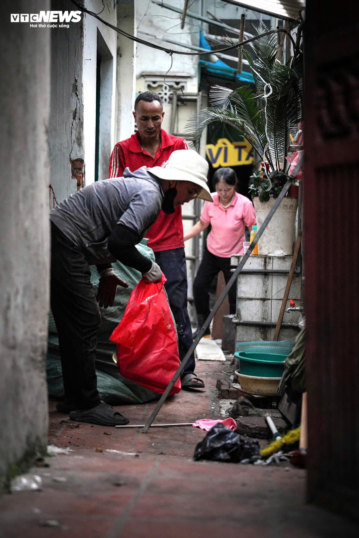 Người d&acirc;n ven Hồ Gươm bắt đầu di dời, b&agrave;n giao mặt bằng x&acirc;y quảng trường hơn 2ha- Ảnh 1.