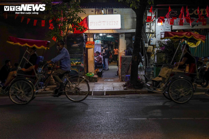 Người d&acirc;n ven Hồ Gươm bắt đầu di dời, b&agrave;n giao mặt bằng x&acirc;y quảng trường hơn 2ha- Ảnh 12.