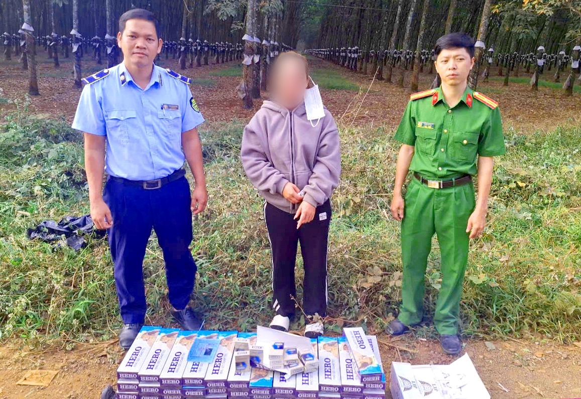 Bắt quả tang Nguyễn Thị Hồng Hoa- Ảnh 1. Bắt quả tang Nguyễn Thị Hồng Hoa- Ảnh 1.