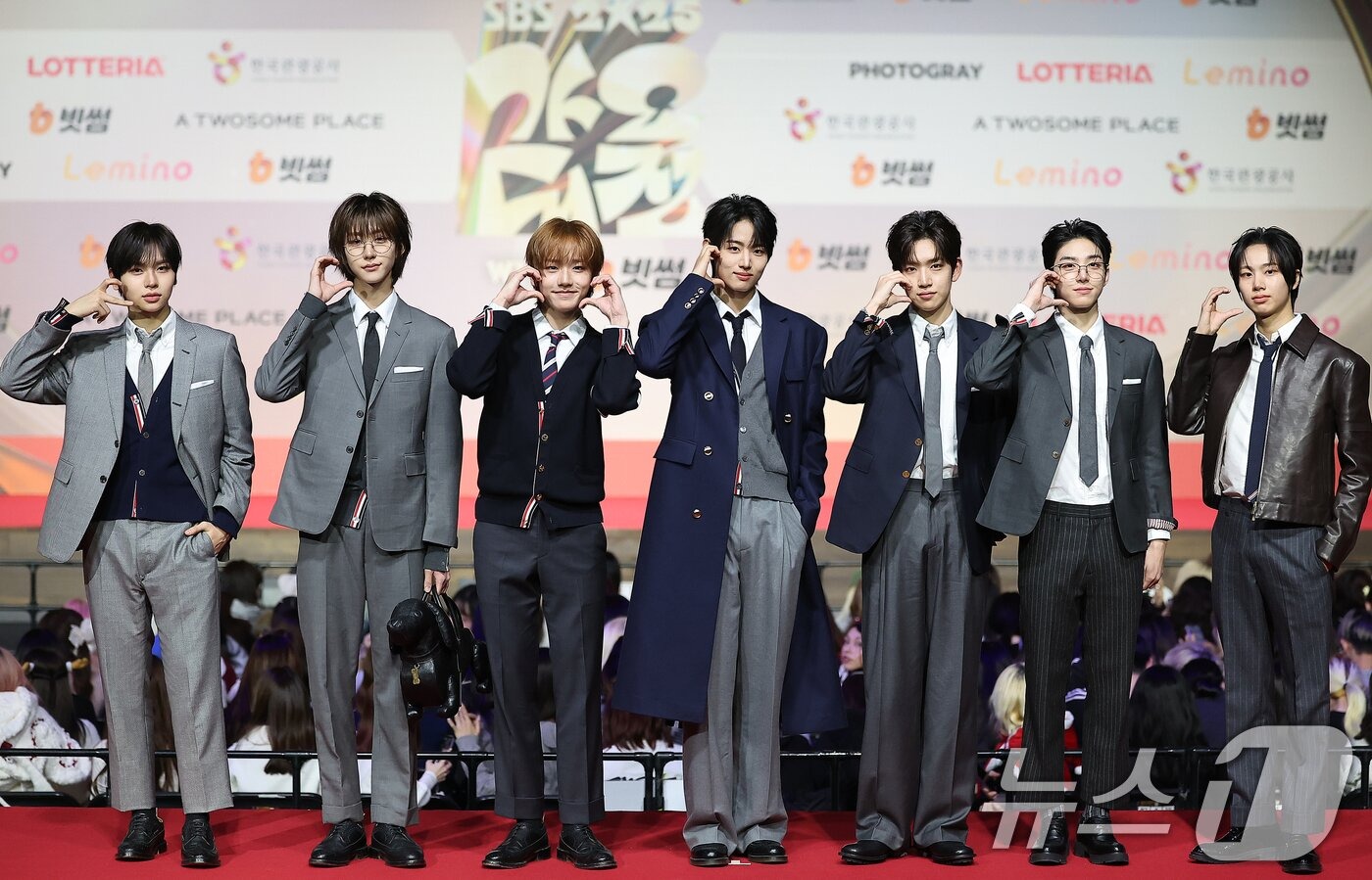 Thảm đỏ hot nhất Gi&aacute;ng sinh 2025: Jang Won Young h&oacute;a thi&ecirc;n thần, Winter (aespa) vất vả che dấu ấn t&igrave;nh y&ecirc;u với Jungkook (BTS)- Ảnh 57.