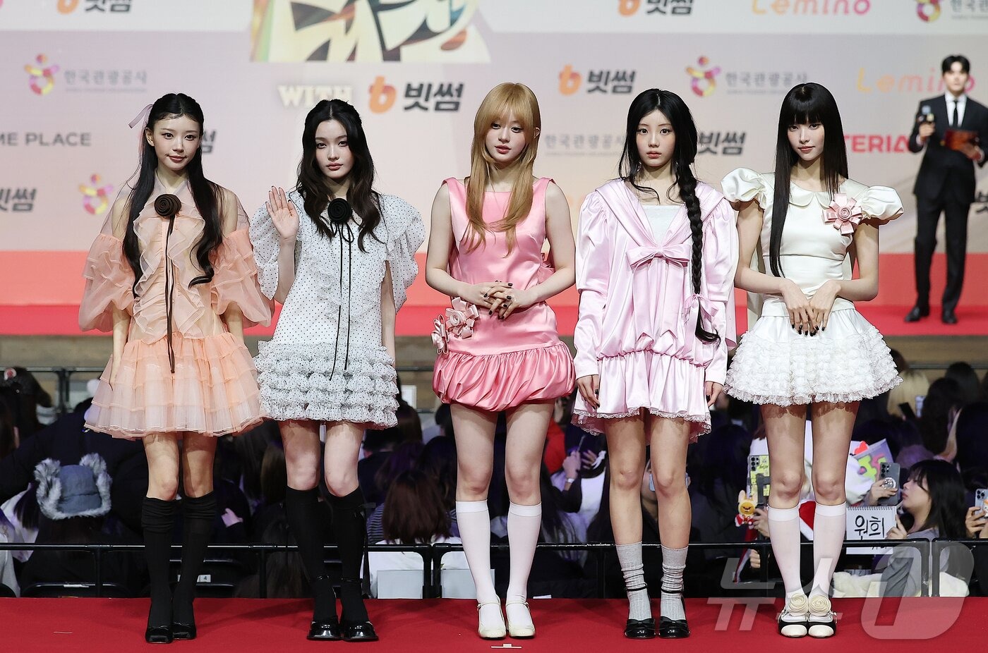 Thảm đỏ hot nhất Gi&aacute;ng sinh 2025: Jang Won Young h&oacute;a thi&ecirc;n thần, Winter (aespa) vất vả che dấu ấn t&igrave;nh y&ecirc;u với Jungkook (BTS)- Ảnh 40.