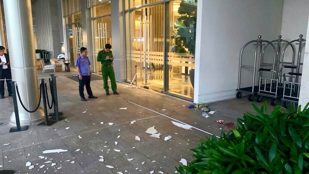 Tin mới vụ người đ&agrave;n &ocirc;ng rơi từ tầng 15 kh&aacute;ch sạn New World Hoiana- Ảnh 2.