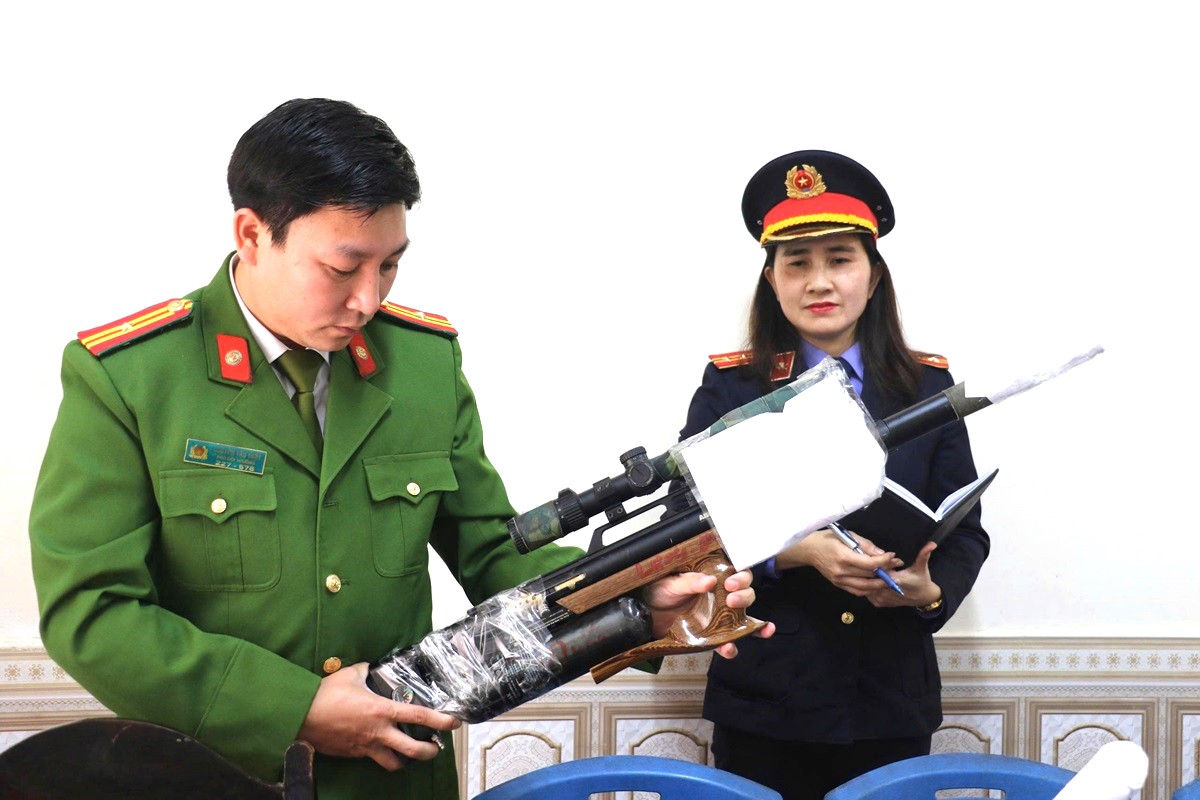 Kh&aacute;m x&eacute;t khẩn cấp tại nhiều tỉnh, th&agrave;nh, bắt Sầm Thị Thơm v&agrave; 41 người kh&aacute;c trong chuy&ecirc;n &aacute;n đặc biệt lớn- Ảnh 4.