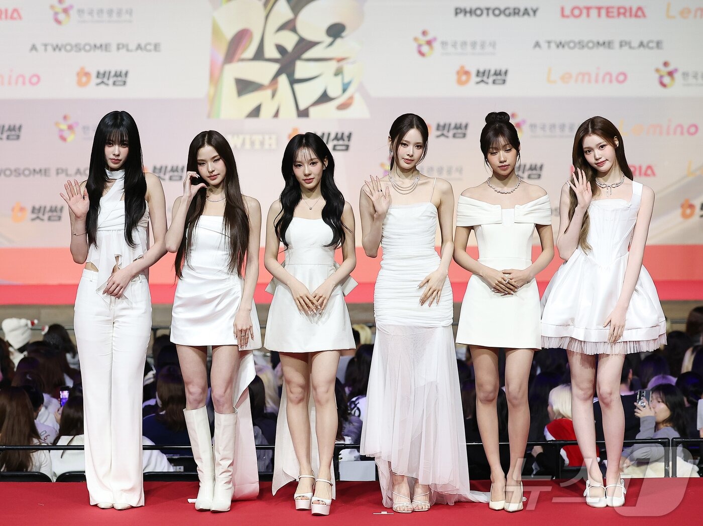 Thảm đỏ hot nhất Gi&aacute;ng sinh 2025: Jang Won Young h&oacute;a thi&ecirc;n thần, Winter (aespa) vất vả che dấu ấn t&igrave;nh y&ecirc;u với Jungkook (BTS)- Ảnh 47.