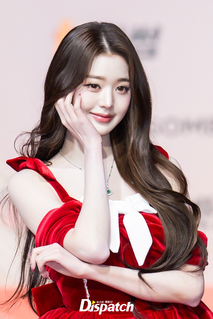 Thảm đỏ hot nhất Gi&aacute;ng sinh 2025: Jang Won Young h&oacute;a thi&ecirc;n thần, Winter (aespa) vất vả che dấu ấn t&igrave;nh y&ecirc;u với Jungkook (BTS)- Ảnh 3.