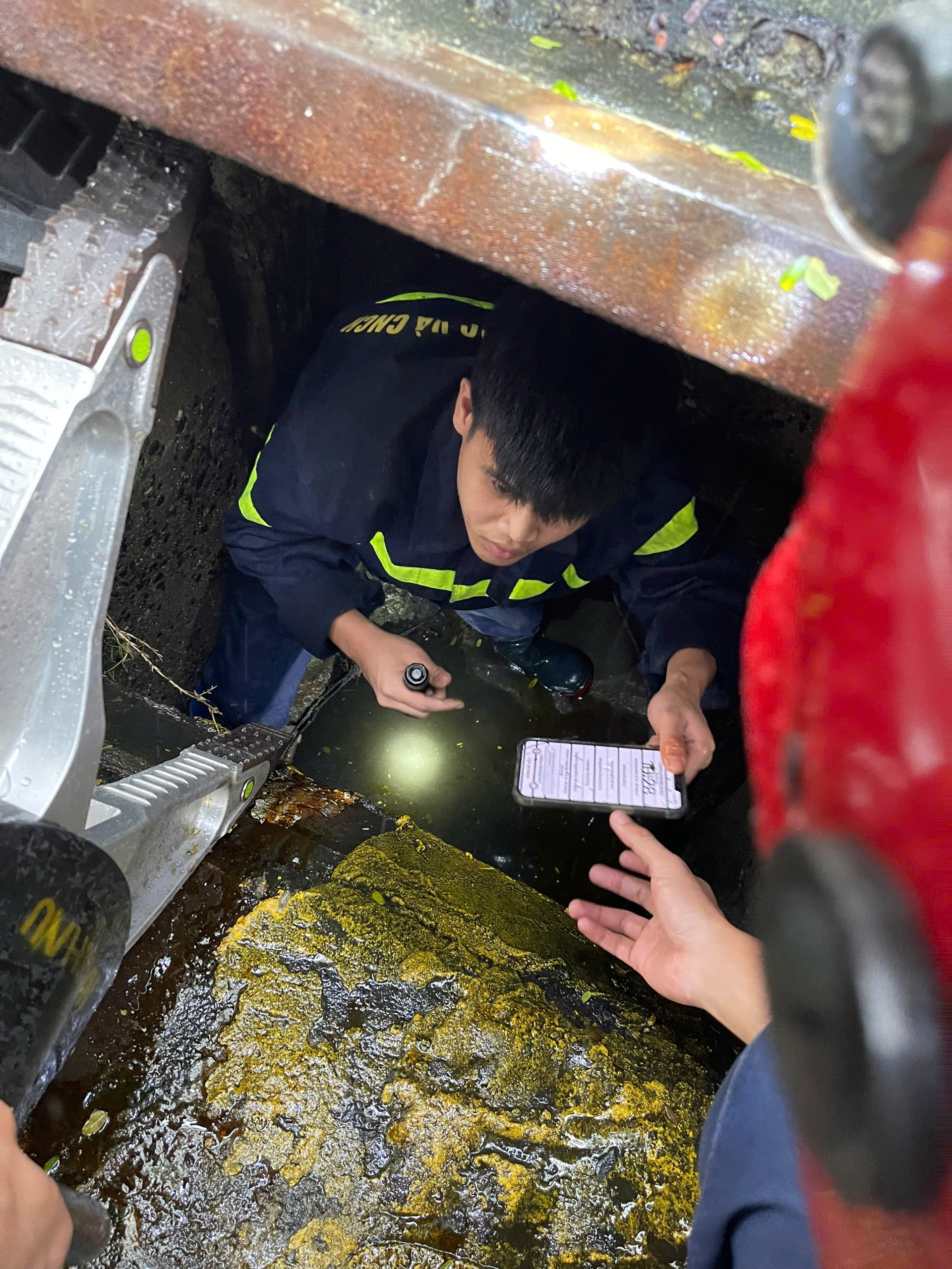 Nữ du kh&aacute;ch Hồng K&ocirc;ng (Trung Quốc) x&uacute;c động khi được C&ocirc;ng an Đ&agrave; Nẵng gi&uacute;p đỡ- Ảnh 1.