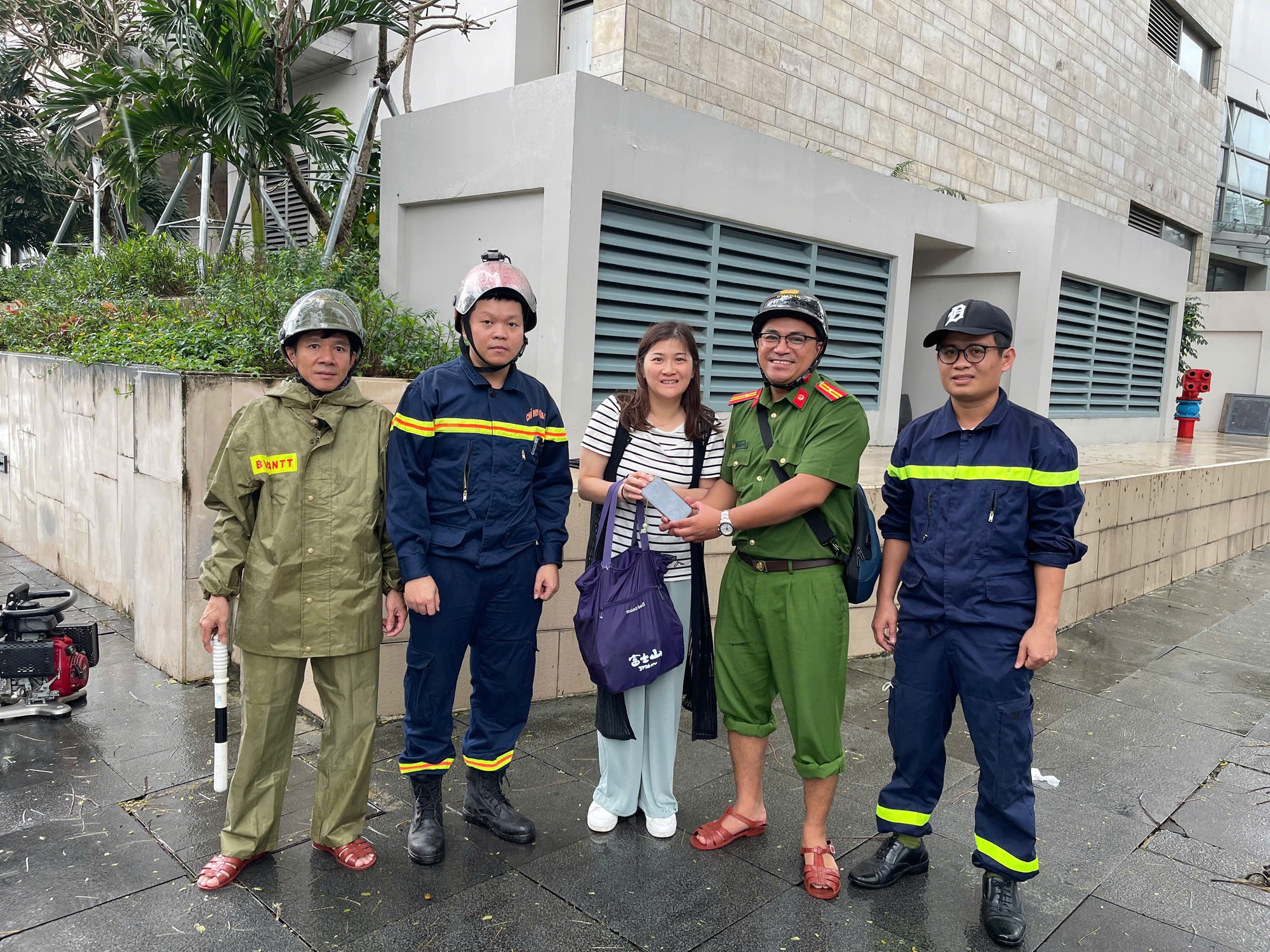 Nữ du kh&aacute;ch Hồng K&ocirc;ng (Trung Quốc) x&uacute;c động khi được C&ocirc;ng an Đ&agrave; Nẵng gi&uacute;p đỡ- Ảnh 2.