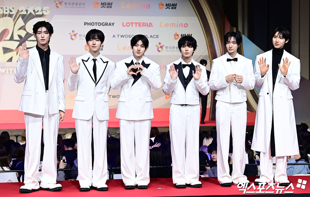 Thảm đỏ hot nhất Gi&aacute;ng sinh 2025: Jang Won Young h&oacute;a thi&ecirc;n thần, Winter (aespa) vất vả che dấu ấn t&igrave;nh y&ecirc;u với Jungkook (BTS)- Ảnh 55.