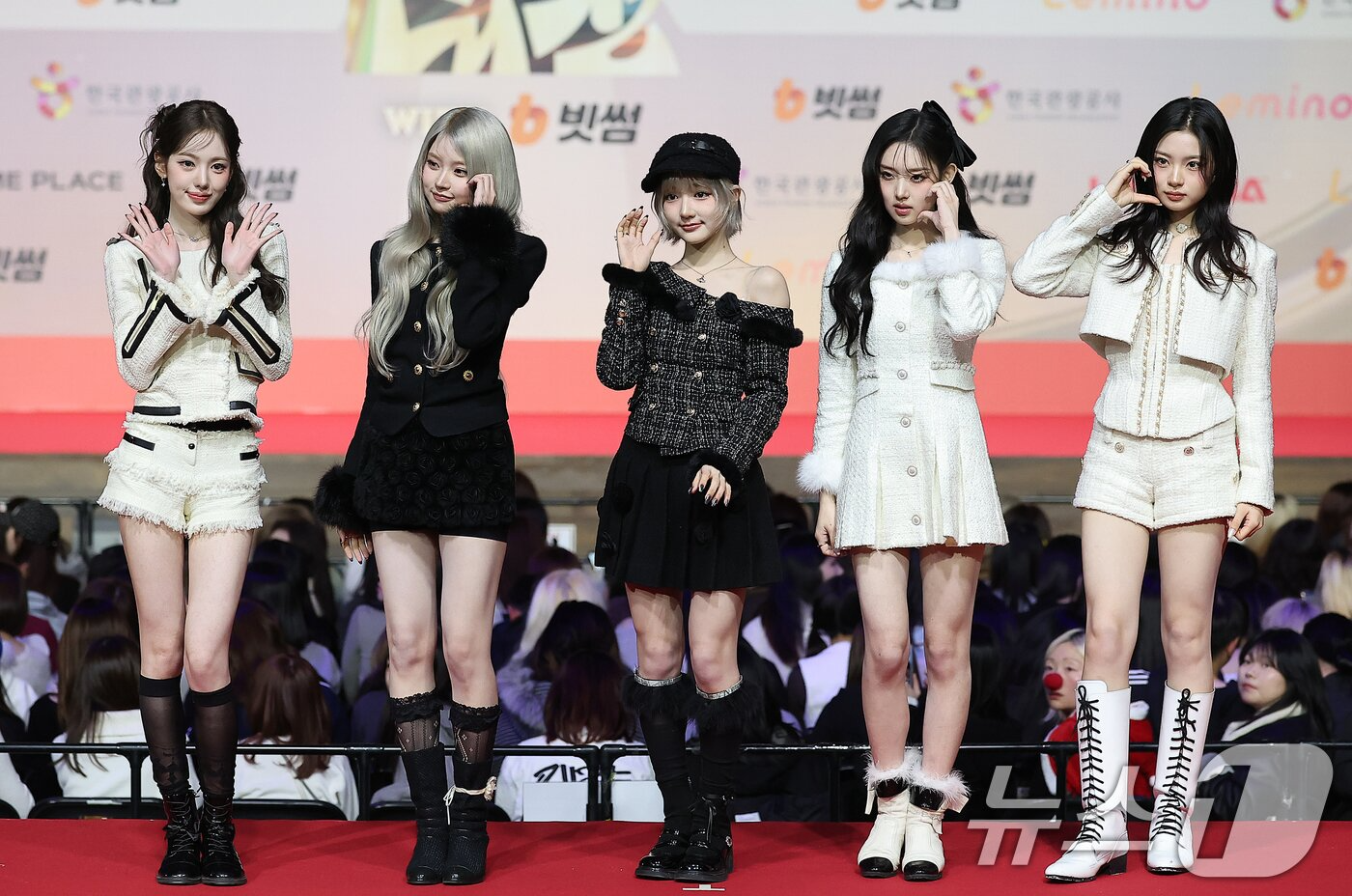 Thảm đỏ hot nhất Gi&aacute;ng sinh 2025: Jang Won Young h&oacute;a thi&ecirc;n thần, Winter (aespa) vất vả che dấu ấn t&igrave;nh y&ecirc;u với Jungkook (BTS)- Ảnh 46.