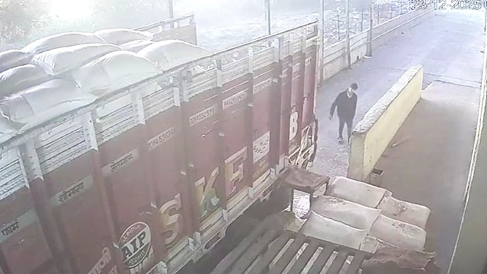 Cha l&ugrave;i xe tải v&ocirc; t&igrave;nh khiến con trai tử vong- Ảnh 1.