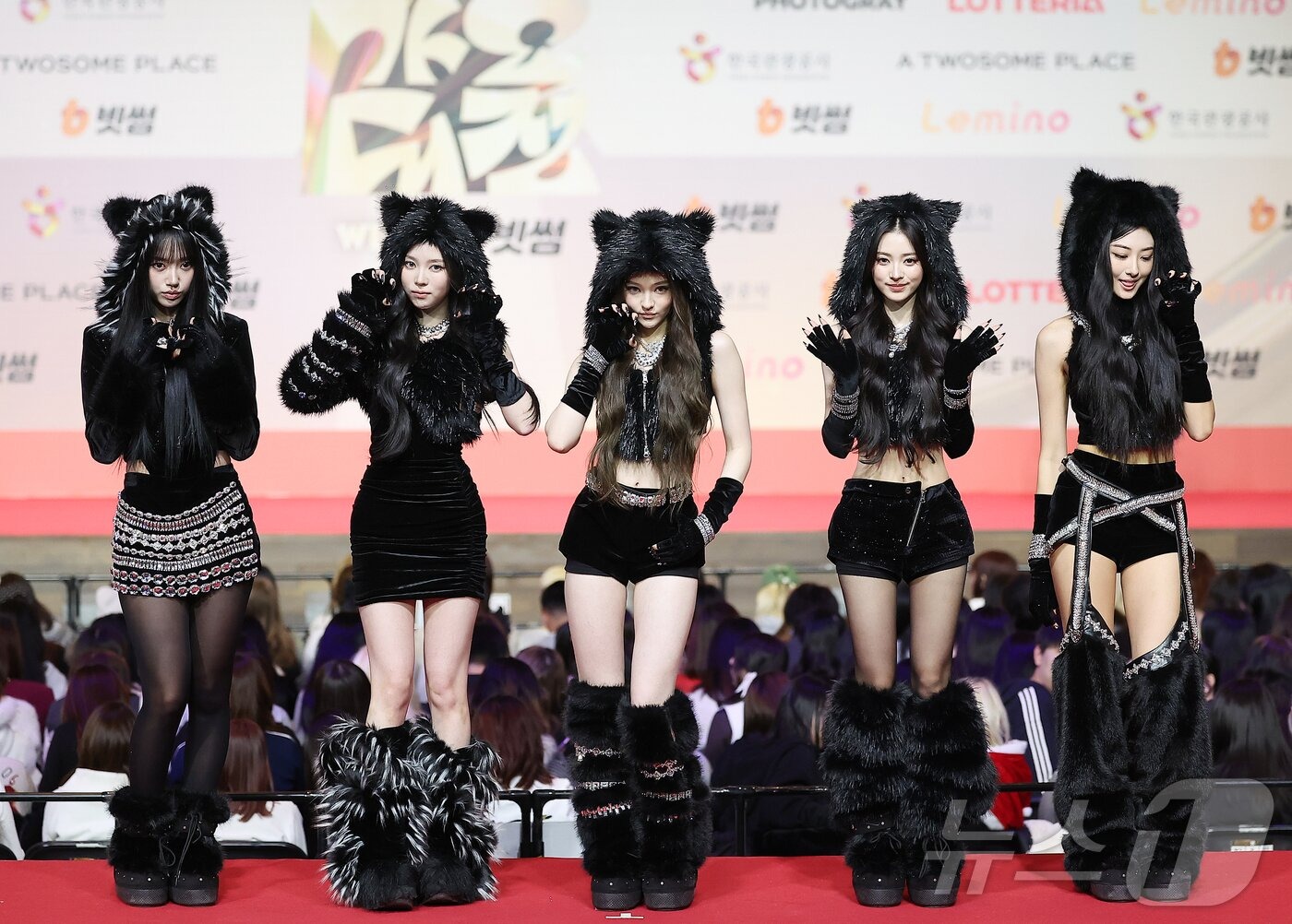 Thảm đỏ hot nhất Gi&aacute;ng sinh 2025: Jang Won Young h&oacute;a thi&ecirc;n thần, Winter (aespa) vất vả che dấu ấn t&igrave;nh y&ecirc;u với Jungkook (BTS)- Ảnh 42.