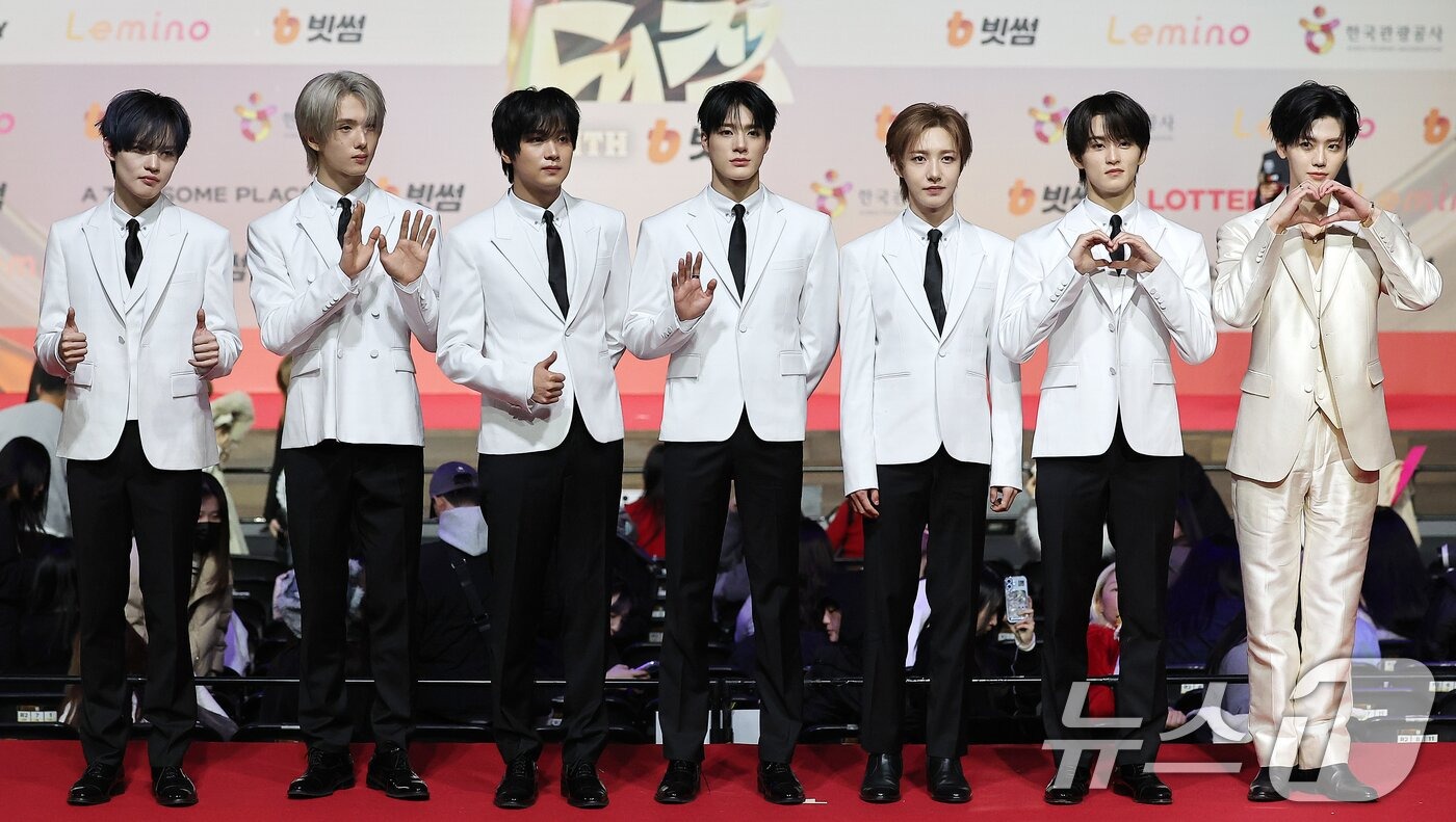 Thảm đỏ hot nhất Gi&aacute;ng sinh 2025: Jang Won Young h&oacute;a thi&ecirc;n thần, Winter (aespa) vất vả che dấu ấn t&igrave;nh y&ecirc;u với Jungkook (BTS)- Ảnh 27.