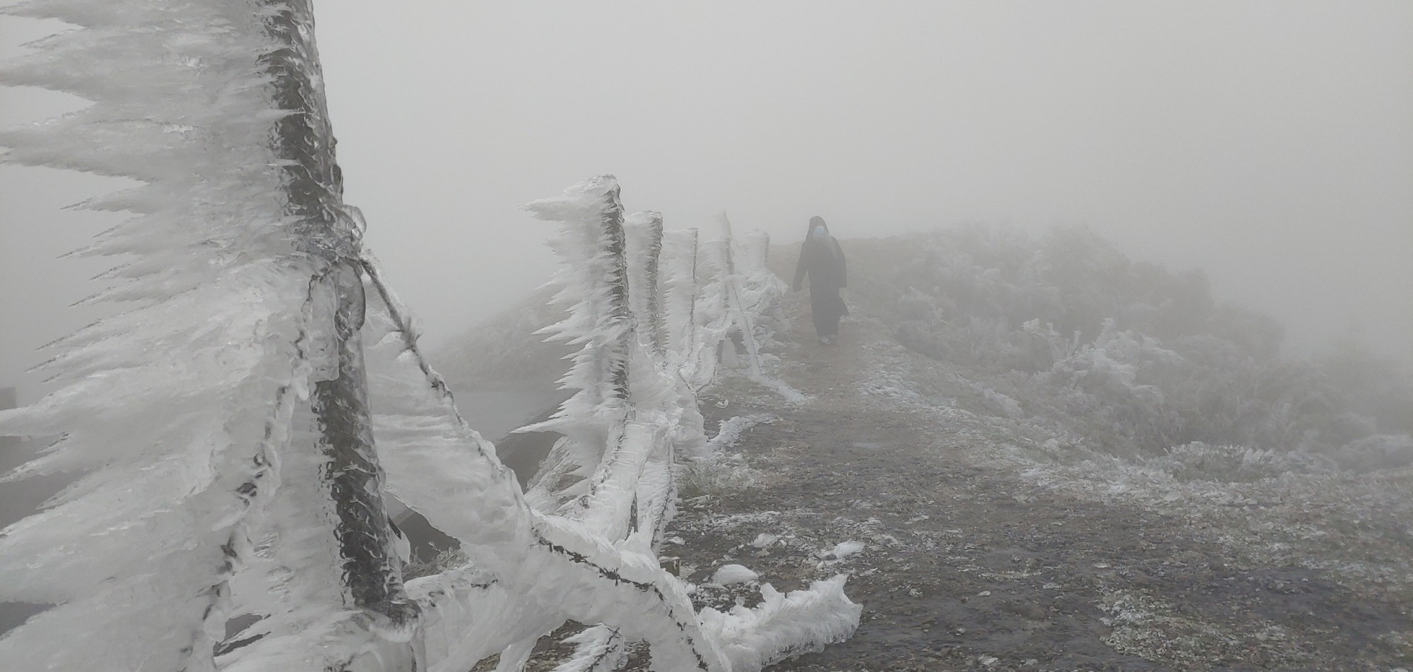 Ngo&agrave;i Fansipan, đ&acirc;y l&agrave; nơi lạnh kh&ocirc;ng k&eacute;m ở miền Bắc h&ocirc;m nay: Cũng l&agrave; n&uacute;i, nhiều năm c&oacute; băng gi&aacute;, tuyết- Ảnh 9.
