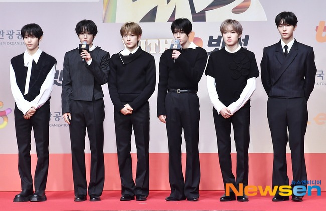 Thảm đỏ hot nhất Gi&aacute;ng sinh 2025: Jang Won Young h&oacute;a thi&ecirc;n thần, Winter (aespa) vất vả che dấu ấn t&igrave;nh y&ecirc;u với Jungkook (BTS)- Ảnh 28.