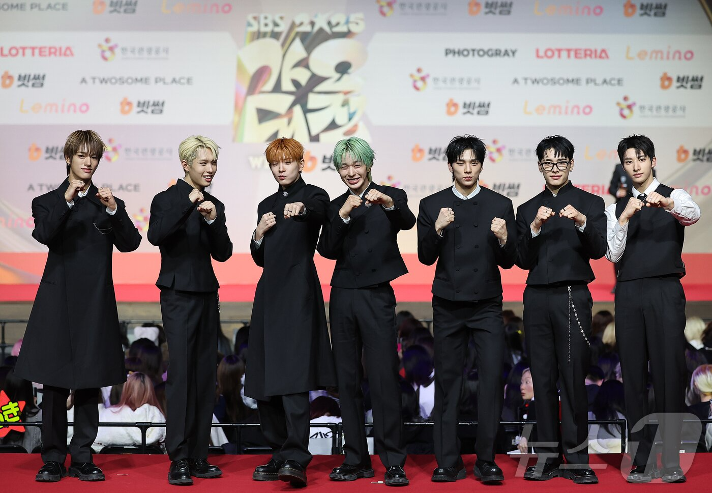 Thảm đỏ hot nhất Gi&aacute;ng sinh 2025: Jang Won Young h&oacute;a thi&ecirc;n thần, Winter (aespa) vất vả che dấu ấn t&igrave;nh y&ecirc;u với Jungkook (BTS)- Ảnh 56.