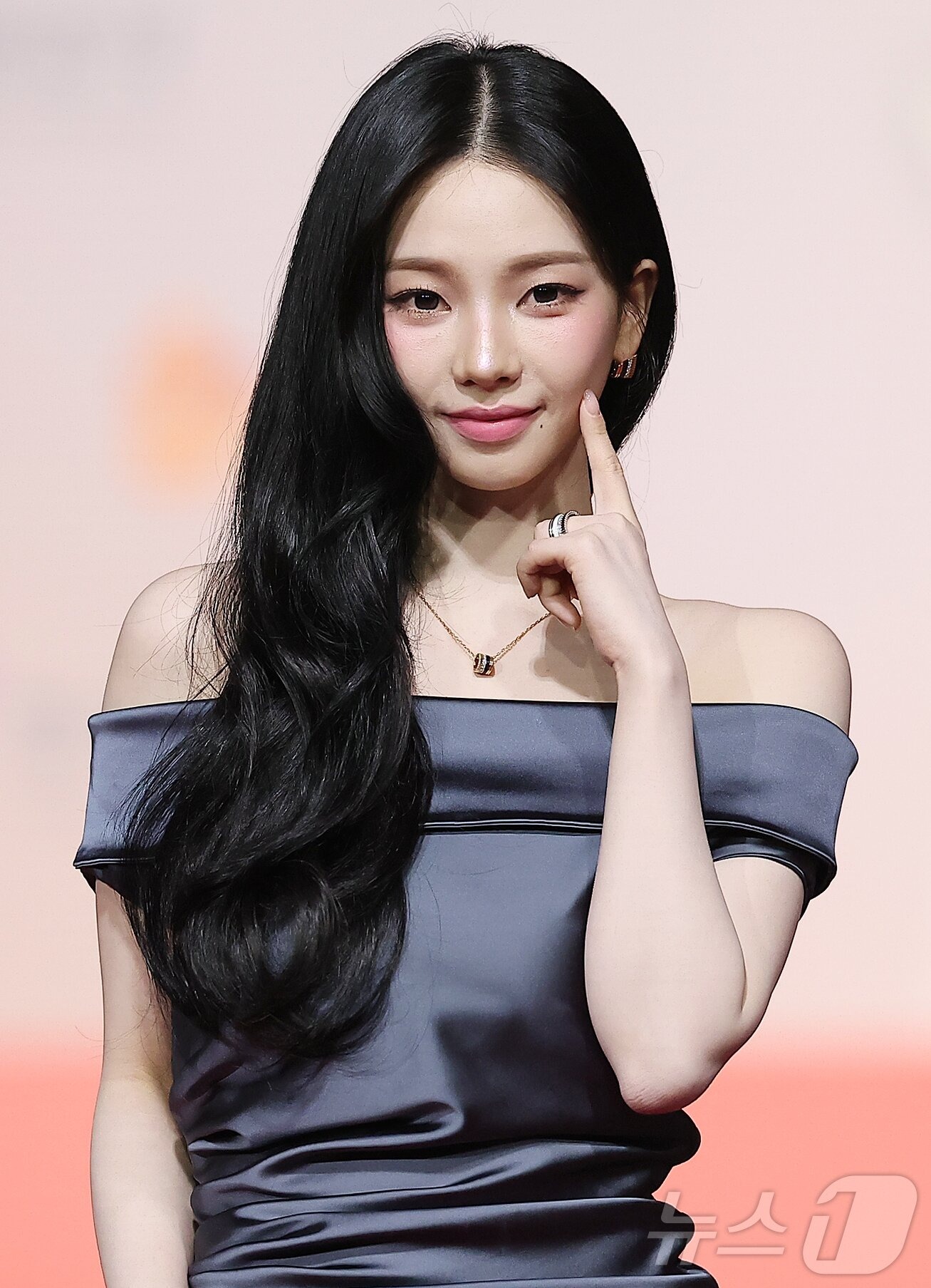 Thảm đỏ hot nhất Gi&aacute;ng sinh 2025: Jang Won Young h&oacute;a thi&ecirc;n thần, Winter (aespa) vất vả che dấu ấn t&igrave;nh y&ecirc;u với Jungkook (BTS)- Ảnh 12.