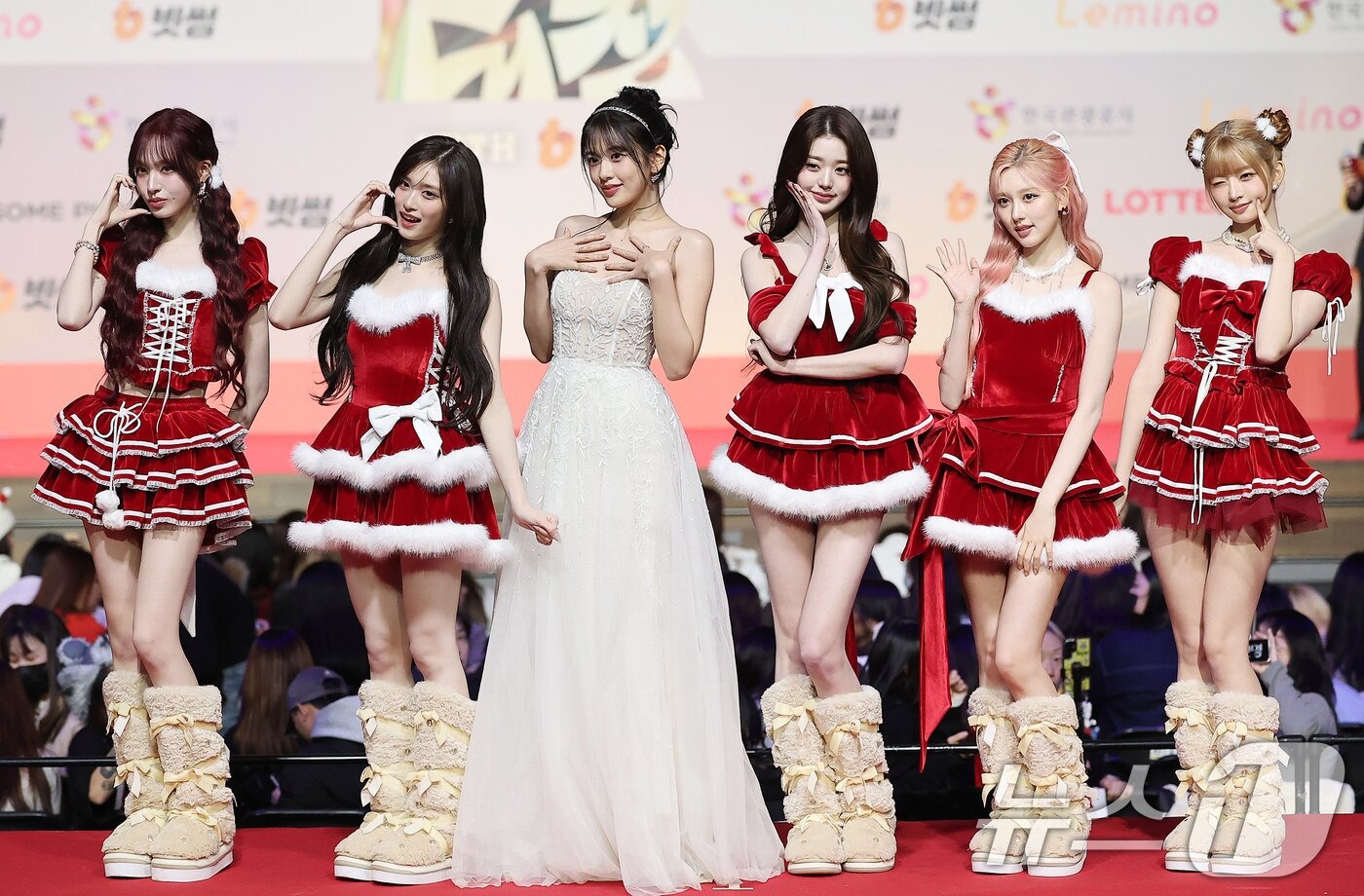 Thảm đỏ hot nhất Gi&aacute;ng sinh 2025: Jang Won Young h&oacute;a thi&ecirc;n thần, Winter (aespa) vất vả che dấu ấn t&igrave;nh y&ecirc;u với Jungkook (BTS)- Ảnh 1.