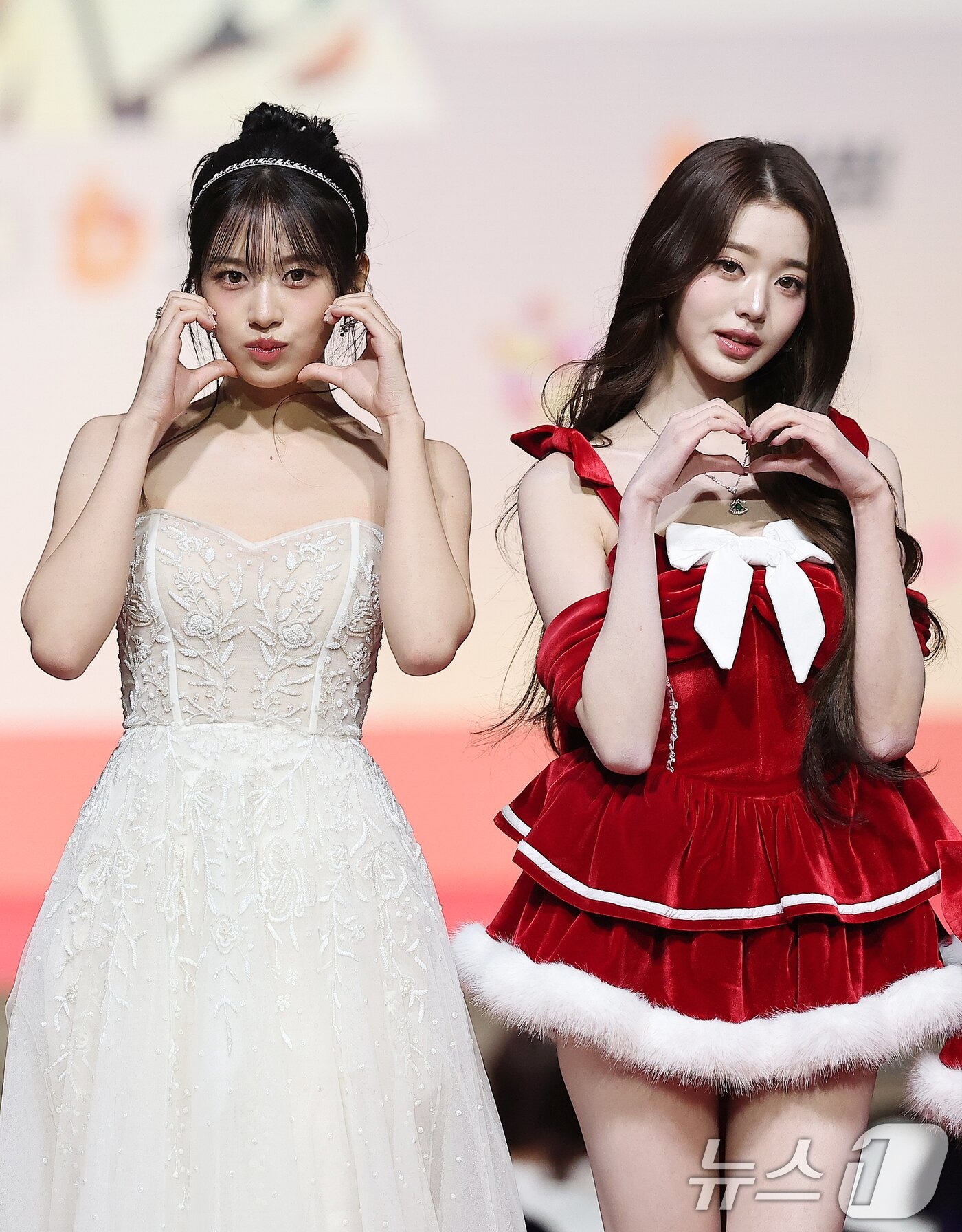 Thảm đỏ hot nhất Gi&aacute;ng sinh 2025: Jang Won Young h&oacute;a thi&ecirc;n thần, Winter (aespa) vất vả che dấu ấn t&igrave;nh y&ecirc;u với Jungkook (BTS)- Ảnh 2.