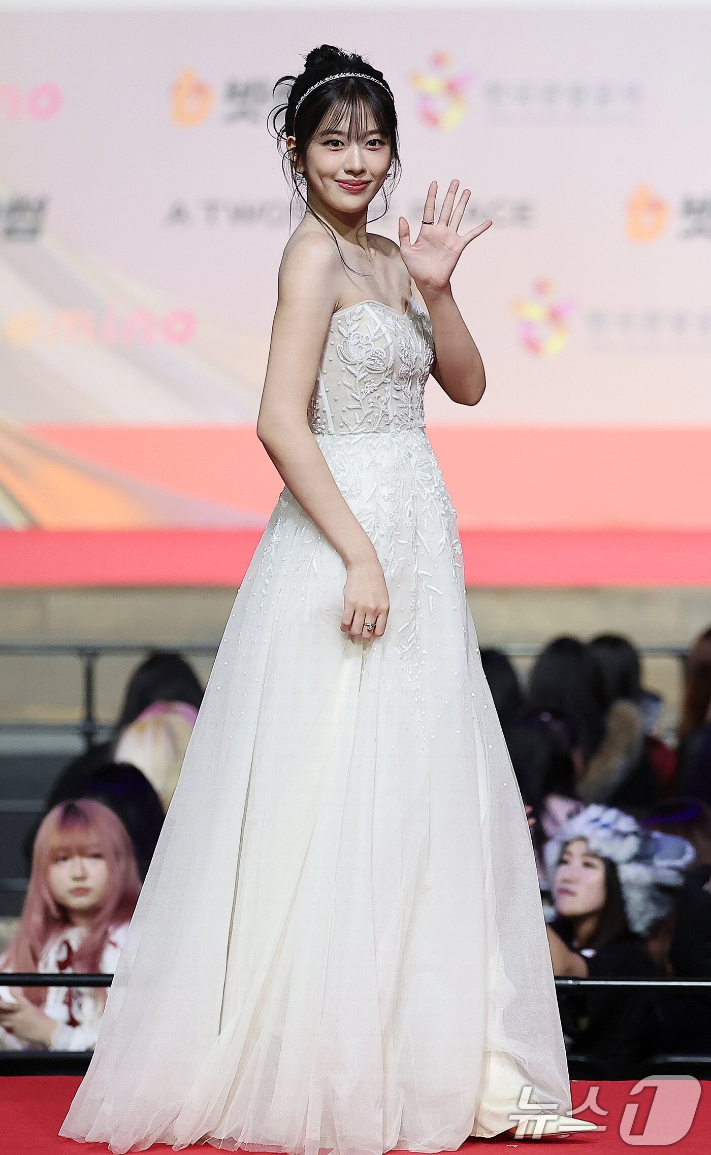 Thảm đỏ hot nhất Gi&aacute;ng sinh 2025: Jang Won Young h&oacute;a thi&ecirc;n thần, Winter (aespa) vất vả che dấu ấn t&igrave;nh y&ecirc;u với Jungkook (BTS)- Ảnh 5.