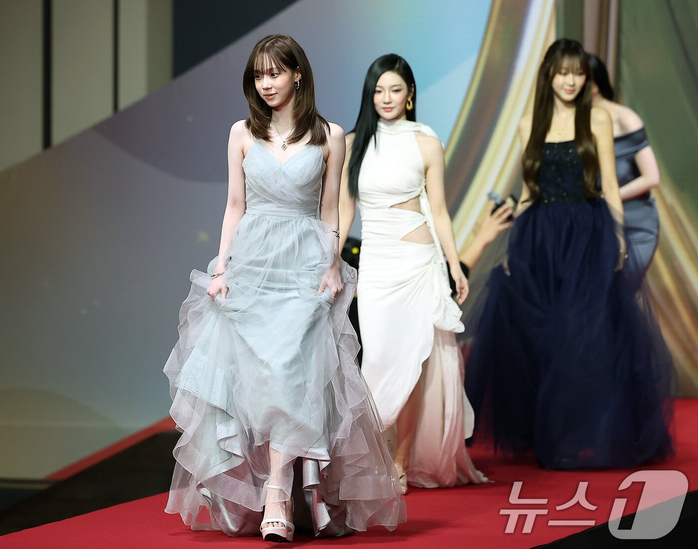 Thảm đỏ hot nhất Gi&aacute;ng sinh 2025: Jang Won Young h&oacute;a thi&ecirc;n thần, Winter (aespa) vất vả che dấu ấn t&igrave;nh y&ecirc;u với Jungkook (BTS)- Ảnh 7.