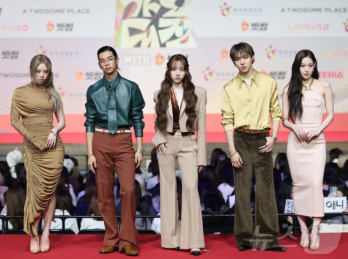 Thảm đỏ hot nhất Gi&aacute;ng sinh 2025: Jang Won Young h&oacute;a thi&ecirc;n thần, Winter (aespa) vất vả che dấu ấn t&igrave;nh y&ecirc;u với Jungkook (BTS)- Ảnh 36.