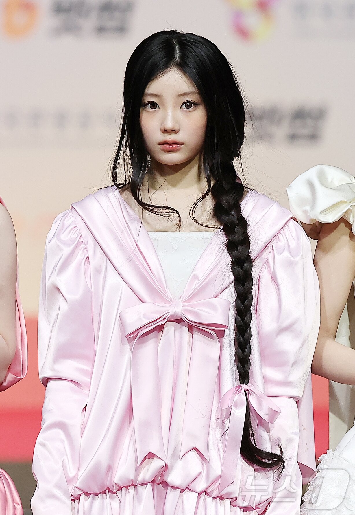 Thảm đỏ hot nhất Gi&aacute;ng sinh 2025: Jang Won Young h&oacute;a thi&ecirc;n thần, Winter (aespa) vất vả che dấu ấn t&igrave;nh y&ecirc;u với Jungkook (BTS)- Ảnh 41.