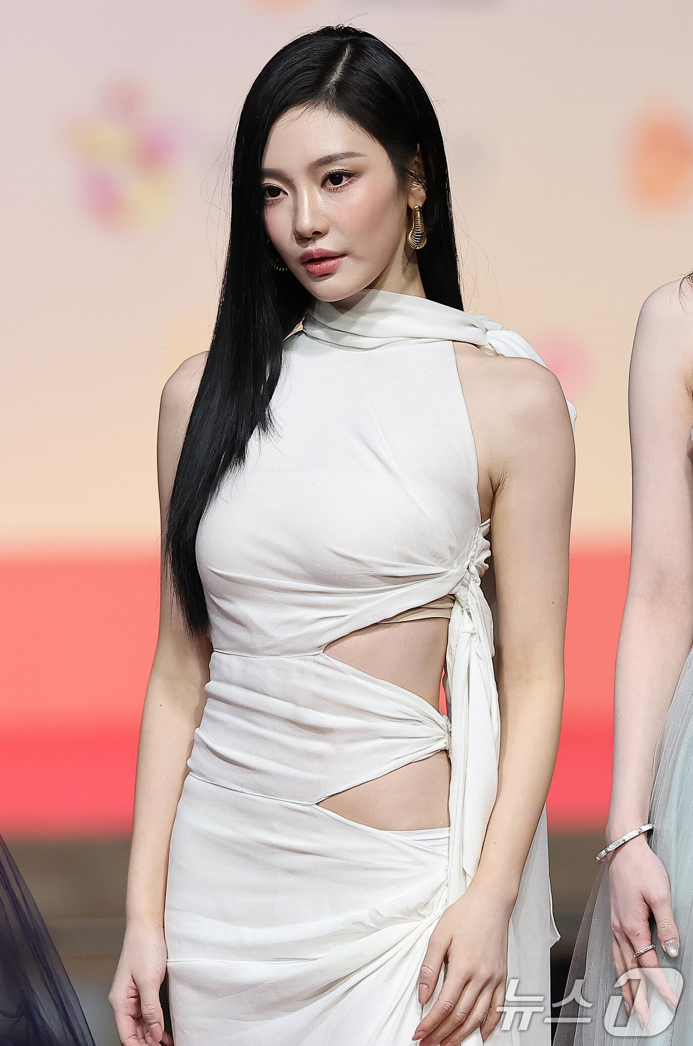 Thảm đỏ hot nhất Gi&aacute;ng sinh 2025: Jang Won Young h&oacute;a thi&ecirc;n thần, Winter (aespa) vất vả che dấu ấn t&igrave;nh y&ecirc;u với Jungkook (BTS)- Ảnh 11.