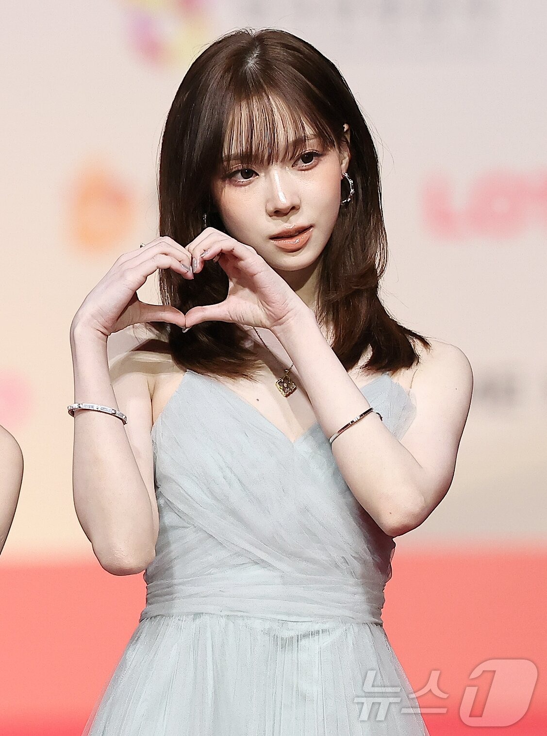 Thảm đỏ hot nhất Gi&aacute;ng sinh 2025: Jang Won Young h&oacute;a thi&ecirc;n thần, Winter (aespa) vất vả che dấu ấn t&igrave;nh y&ecirc;u với Jungkook (BTS)- Ảnh 9.