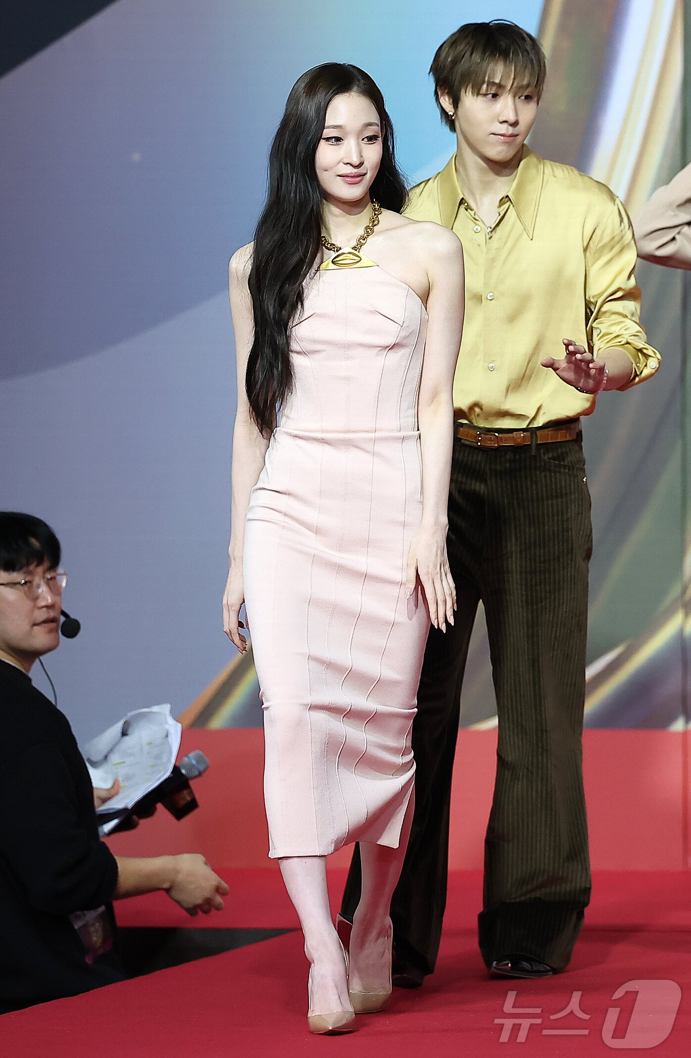 Thảm đỏ hot nhất Gi&aacute;ng sinh 2025: Jang Won Young h&oacute;a thi&ecirc;n thần, Winter (aespa) vất vả che dấu ấn t&igrave;nh y&ecirc;u với Jungkook (BTS)- Ảnh 37.