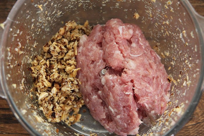 Kh&ocirc;ng phải l&aacute; lốt hay mướp đắng, loại nguy&ecirc;n liệu n&agrave;y đem nhồi thịt ngon bất ngờ, hầu hết chị em chưa từng thử- Ảnh 4.