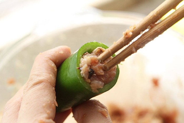 Kh&ocirc;ng phải l&aacute; lốt hay mướp đắng, loại nguy&ecirc;n liệu n&agrave;y đem nhồi thịt ngon bất ngờ, hầu hết chị em chưa từng thử- Ảnh 6.