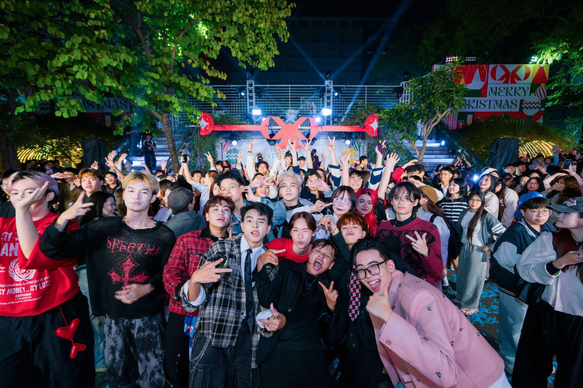 &ldquo;Biển người&rdquo; đổ về Trường Đại học Thăng Long đ&ecirc;m Noel: Sức h&uacute;t từ tuyết rơi v&agrave; ph&aacute;o hoa chưa bao giờ hạ nhiệt- Ảnh 1.