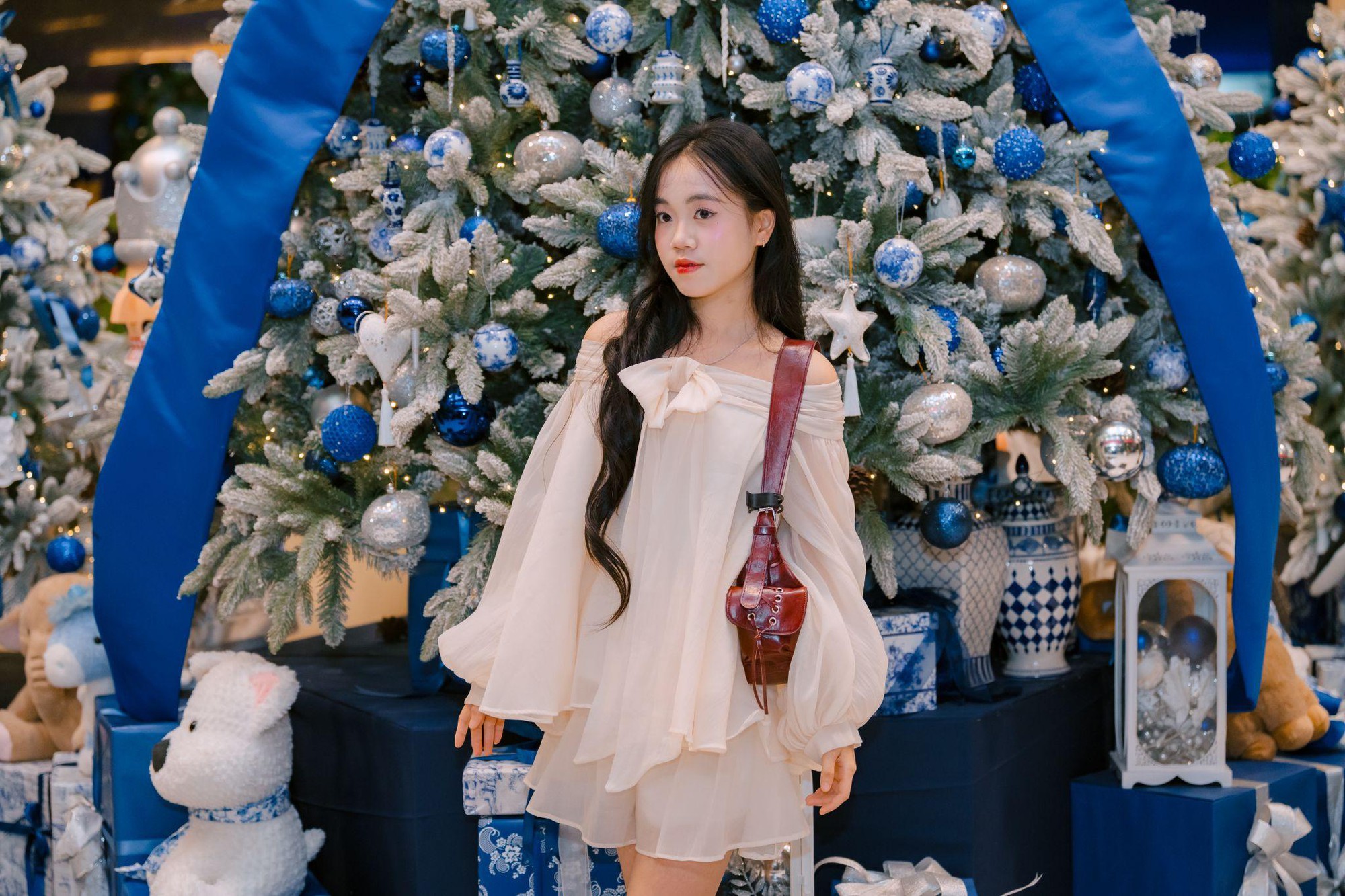 &ldquo;Biển người&rdquo; đổ về Trường Đại học Thăng Long đ&ecirc;m Noel: Sức h&uacute;t từ tuyết rơi v&agrave; ph&aacute;o hoa chưa bao giờ hạ nhiệt- Ảnh 2.