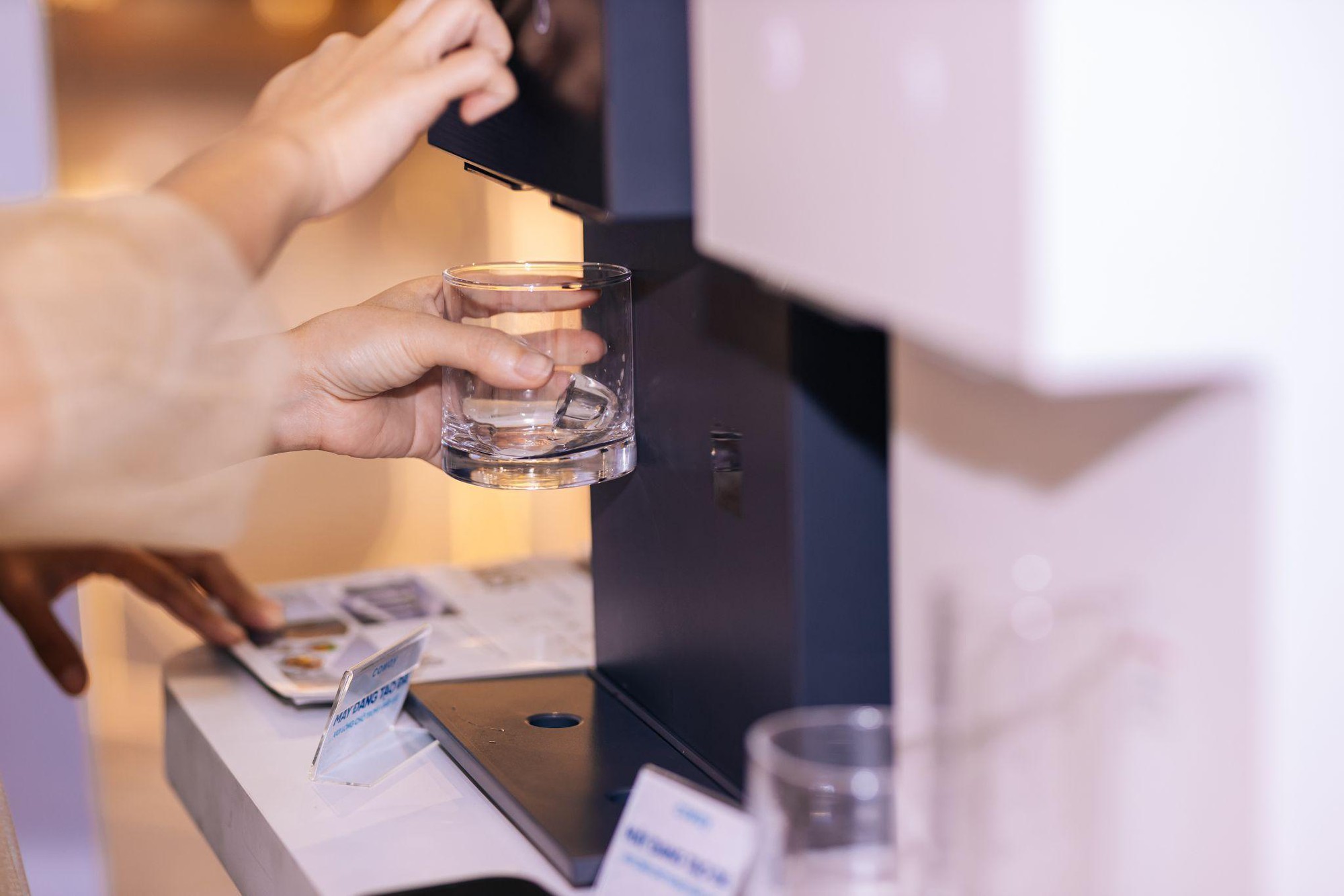 Nghịch l&yacute; b&ecirc;n trong th&oacute;i quen sử dụng nước đ&aacute; của người Việt- Ảnh 1.