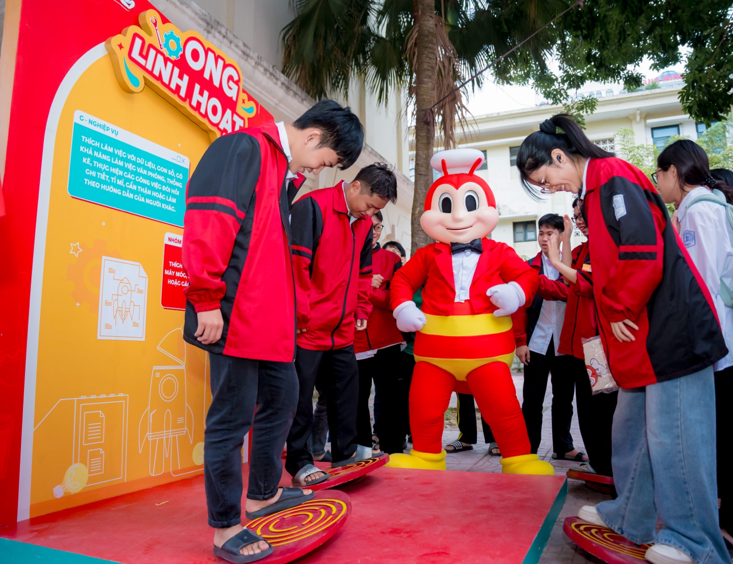 Vui Mở Tương Lai do Jollibee Việt Nam tổ chức tiếp cận hơn 493.737 học sinh THPT- Ảnh 2.