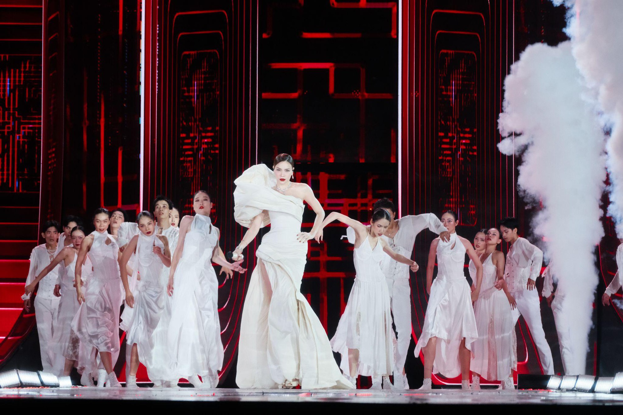 Thấy g&igrave; qua việc Hồ Ngọc H&agrave; mang 'Bang Bang' l&ecirc;n s&acirc;n khấu Miss Cosmo v&agrave; g&acirc;y b&ugrave;ng nổ?- Ảnh 2.