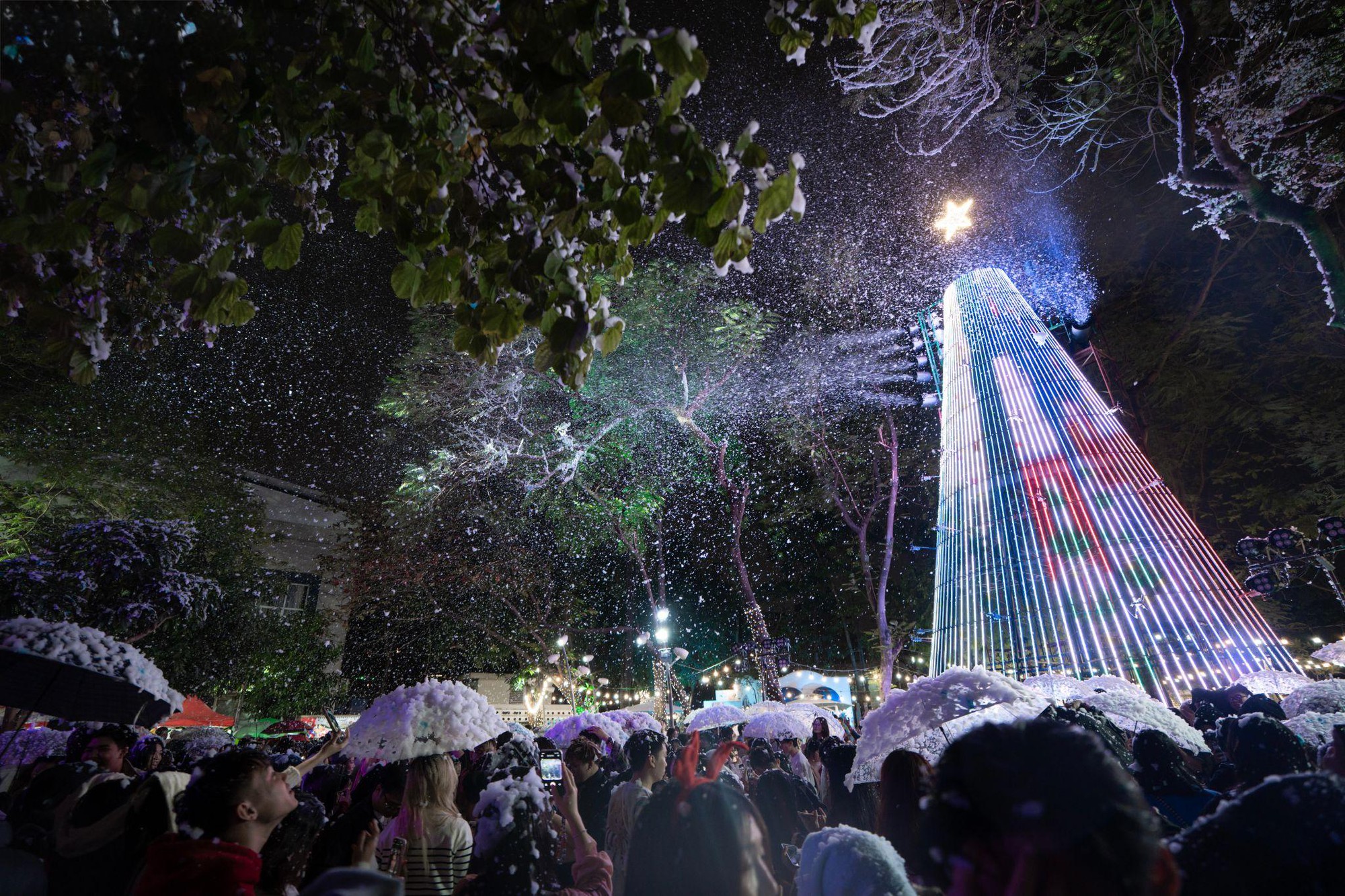 &ldquo;Biển người&rdquo; đổ về Trường Đại học Thăng Long đ&ecirc;m Noel: Sức h&uacute;t từ tuyết rơi v&agrave; ph&aacute;o hoa chưa bao giờ hạ nhiệt- Ảnh 3.