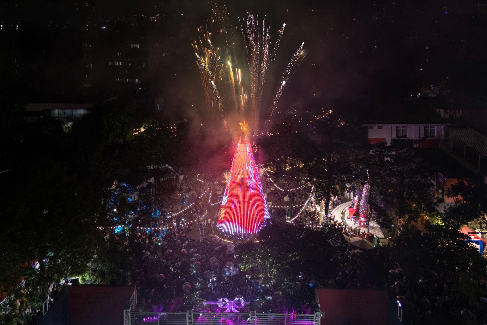 &ldquo;Biển người&rdquo; đổ về Trường Đại học Thăng Long đ&ecirc;m Noel: Sức h&uacute;t từ tuyết rơi v&agrave; ph&aacute;o hoa chưa bao giờ hạ nhiệt- Ảnh 4.