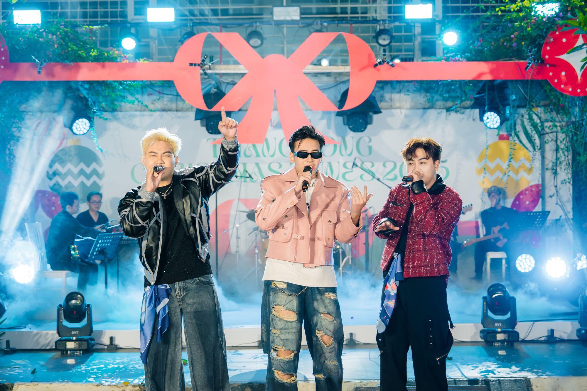 &ldquo;Biển người&rdquo; đổ về Trường Đại học Thăng Long đ&ecirc;m Noel: Sức h&uacute;t từ tuyết rơi v&agrave; ph&aacute;o hoa chưa bao giờ hạ nhiệt- Ảnh 6.