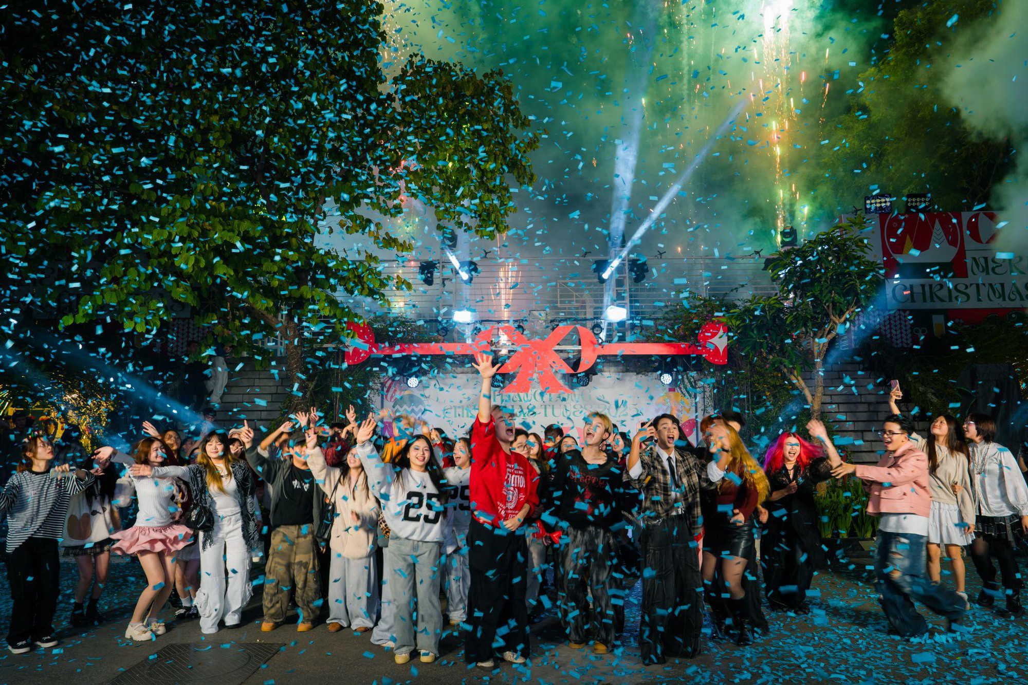 &ldquo;Biển người&rdquo; đổ về Trường Đại học Thăng Long đ&ecirc;m Noel: Sức h&uacute;t từ tuyết rơi v&agrave; ph&aacute;o hoa chưa bao giờ hạ nhiệt- Ảnh 7.