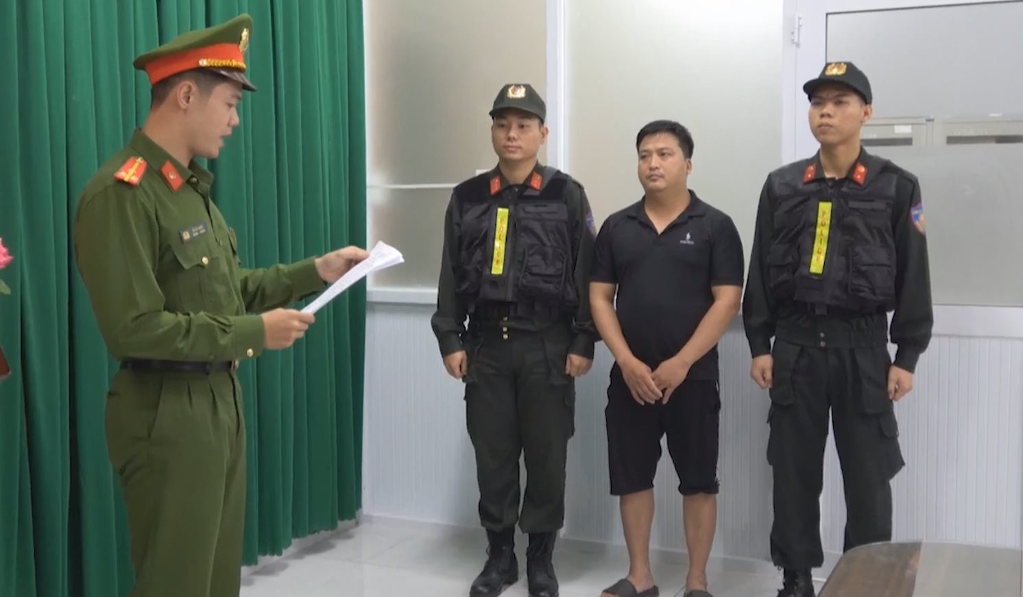 Kiểm tra h&agrave;nh ch&iacute;nh 1 cơ sở, c&ocirc;ng an triệt ph&aacute; đường d&acirc;y sản xuất thịt b&ograve; giả từ thịt lợn, ph&acirc;n phối 600 kg mỗi ng&agrave;y đến 75 qu&aacute;n ăn khắp th&agrave;nh phố- Ảnh 2.