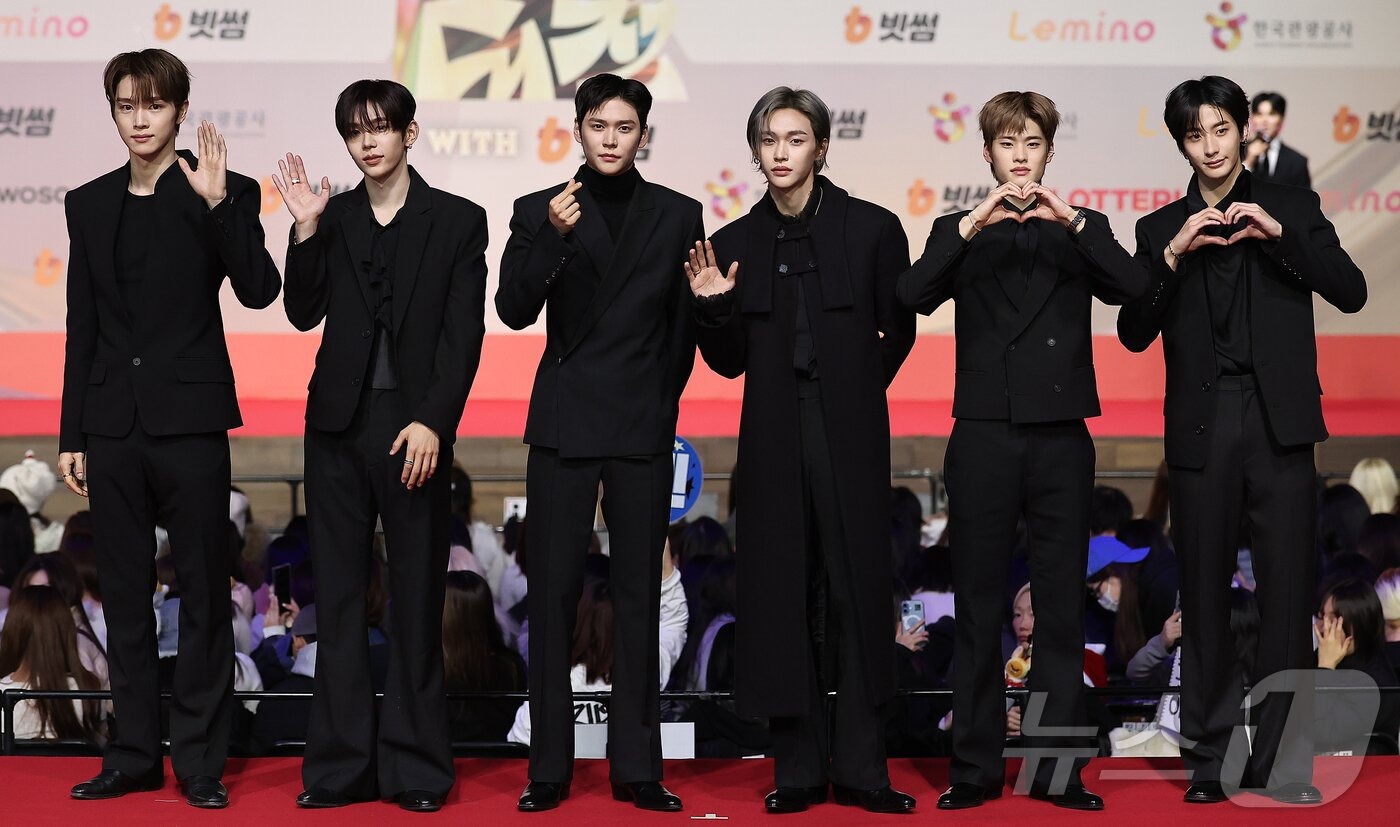 Thảm đỏ hot nhất Gi&aacute;ng sinh 2025: Jang Won Young h&oacute;a thi&ecirc;n thần, Winter (aespa) vất vả che dấu ấn t&igrave;nh y&ecirc;u với Jungkook (BTS)- Ảnh 34.