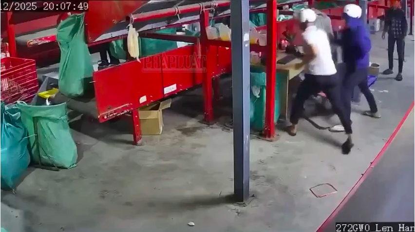 H&igrave;nh ảnh từ camera vụ 3 đối tượng lao v&agrave;o c&ocirc;ng ty cũ đ&acirc;m gục tổ truỏng: H&eacute; lộ nguồn cơn- Ảnh 2.