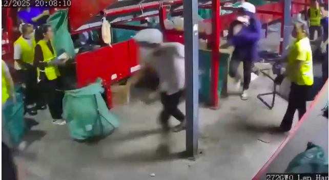 H&igrave;nh ảnh từ camera vụ 3 đối tượng lao v&agrave;o c&ocirc;ng ty cũ đ&acirc;m gục tổ truỏng: H&eacute; lộ nguồn cơn- Ảnh 1.