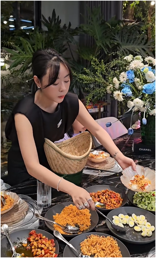 2 chiếc nhẫn kim cương tr&ecirc;n tay Đỗ H&agrave; - con d&acirc;u Tập đo&agrave;n Sơn Hải g&acirc;y b&agrave;n t&aacute;n- Ảnh 12.